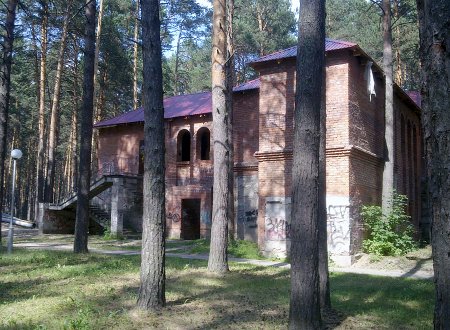 Недостроенное здание в природном парке