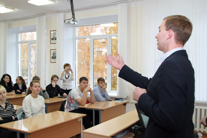 Молодежь СХК провела открытые уроки в школах Северска