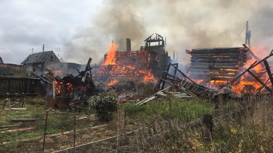 Два садовых дома сгорело в деревне Чернильщиково