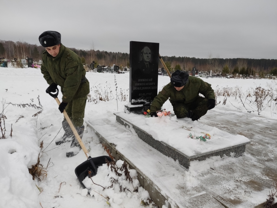 Военнослужащие Росгвардии благоустроили территорию захоронений участников Великой Отечественной войны в Северске