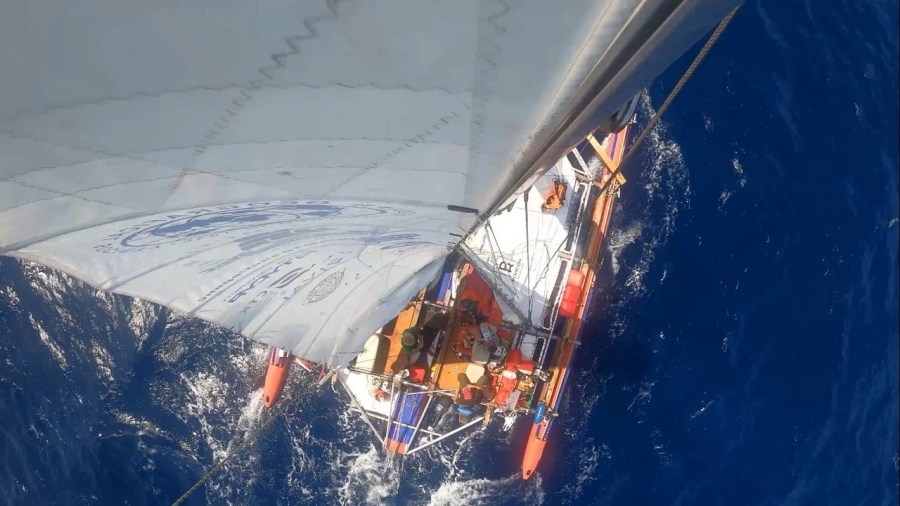«Мачта в любую минуту может упасть»: парусник томской кругосветки пострадал во время шторма в Атлантике
