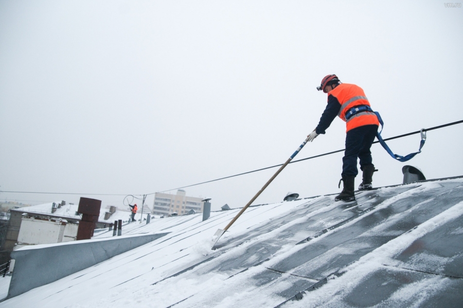 В городе с понедельника начнут чистить крыши от снега