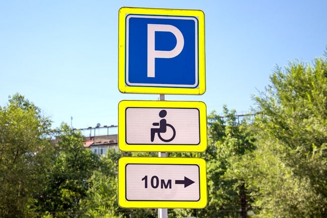 За две недели 50 водителей в Томской области припарковались на стоянках для людей с инвалидностью