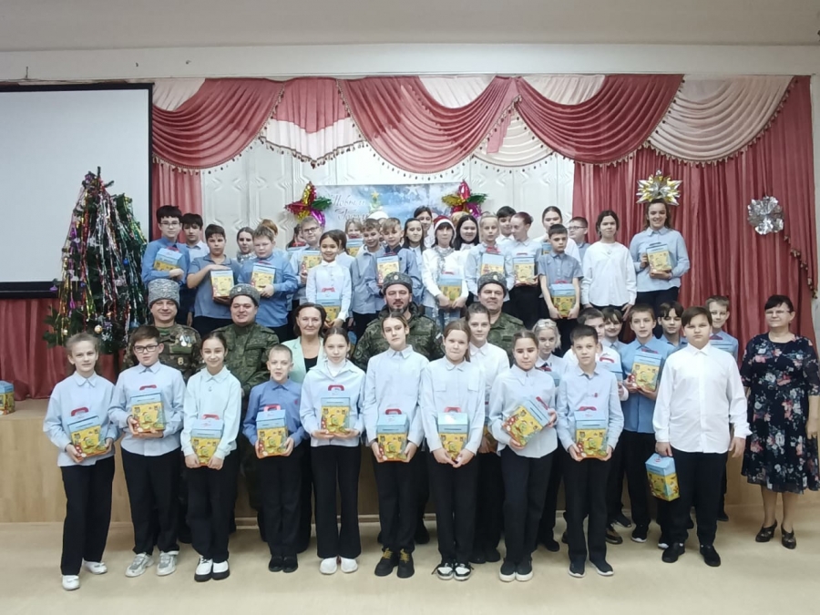 Юные казачата принимают поздравления с новогодними праздниками
