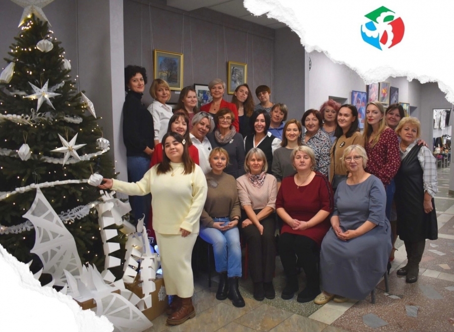 Детская художественная школа поздравляет жителей Северска с Новым 2024 годом и Рождеством!