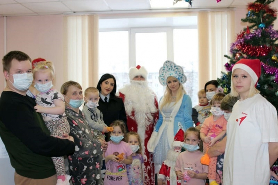 В Северске «Полицейский Дед Мороз» навестил детей в детской больнице
