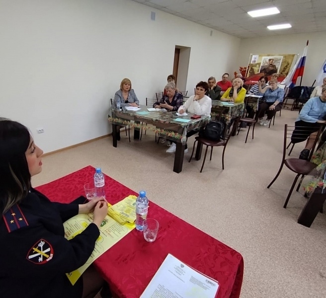 Полицейские провели беседу по профилактике мошенничества с представителями ветеранских организаций Полицейские провели беседу по профилактике мошенничества с представителями ветеранских организаций
