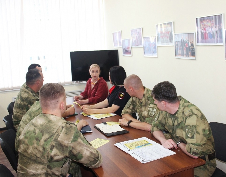 Сотрудники полиции совместно с общественниками организовали круглый стол с военнослужащими Сотрудники полиции совместно с общественниками организовали круглый стол с военнослужащими