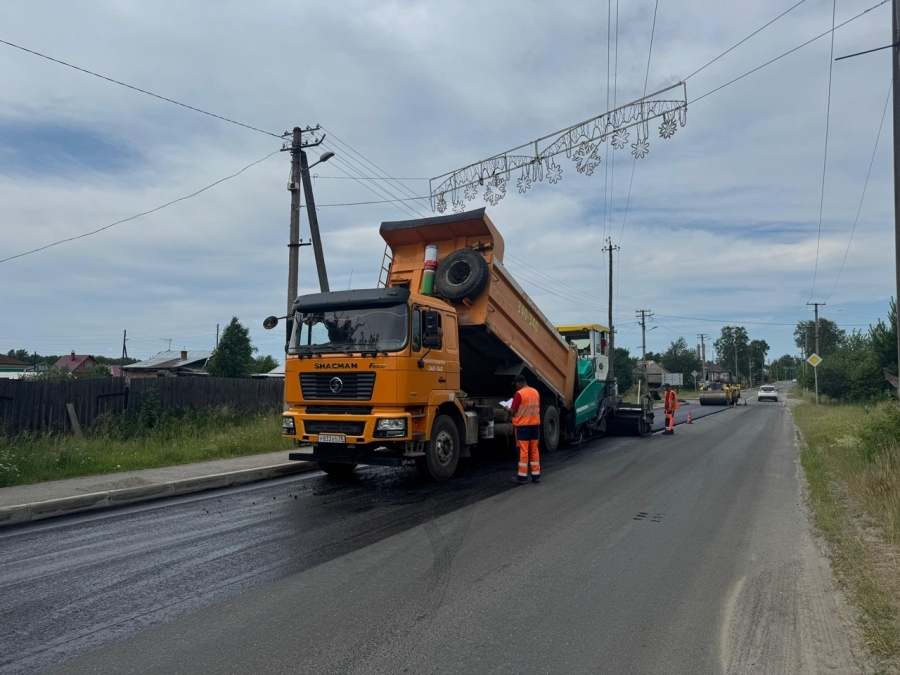 На северском участке дороги Томск - Самусь началась укладка верхнего слоя асфальта На северском участке дороги Томск - Самусь началась укладка верхнего слоя асфальта
