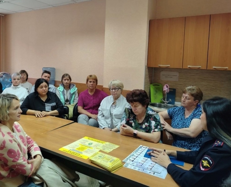 Полицейские провели беседу по профилактике дистанционного мошенничества с трудовым коллективом Полицейские провели беседу по профилактике дистанционного мошенничества с трудовым коллективом