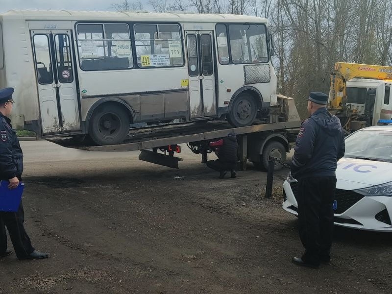 Автобус с неисправными тормозами отправили на спецстоянку Автобус с неисправными тормозами отправили на спецстоянку