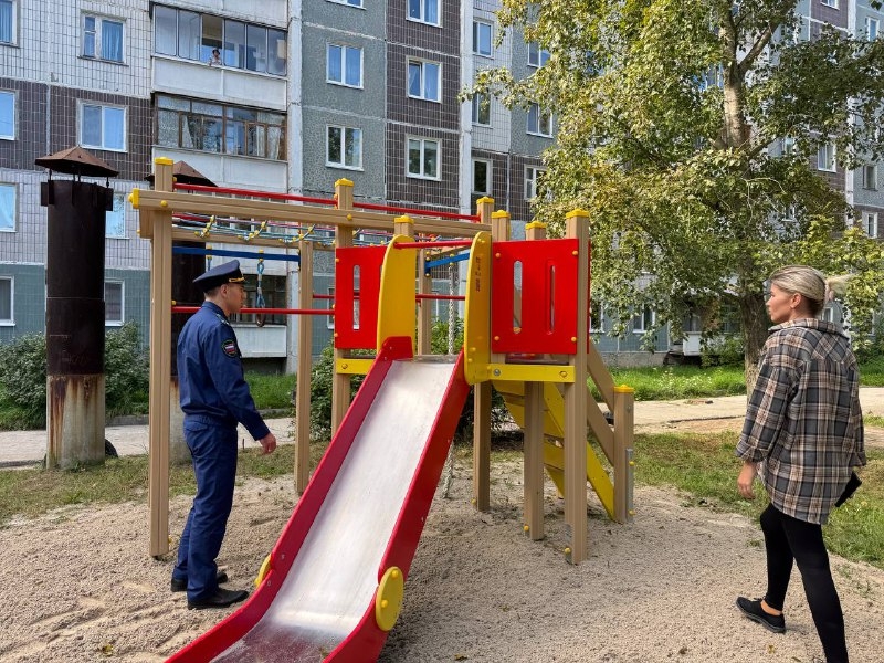 Прокуратура требует от администрации выплатить компенсацию мальчику, который получил травму на детской площадке Прокуратура требует от администрации выплатить компенсацию мальчику, который получил травму на детской площадке