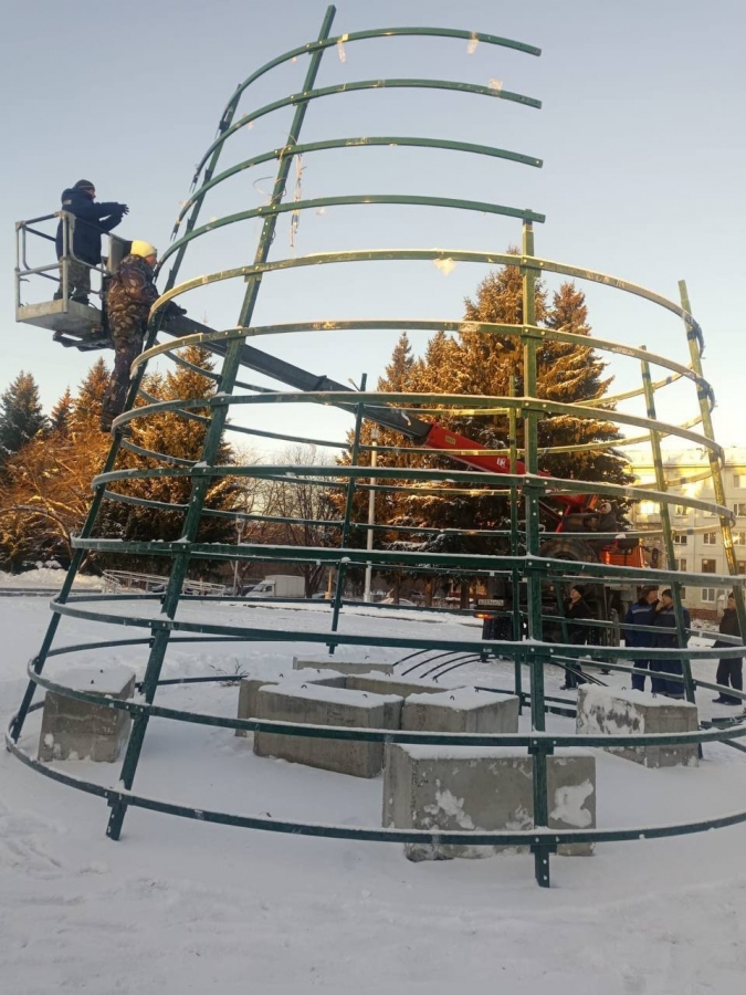 В Северске начали подготовку к новогодним праздникам В Северске начали подготовку к новогодним праздникам