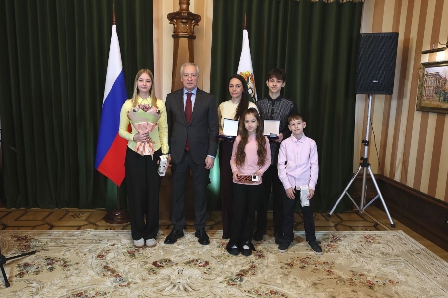 Семья из Северска получила знак «Родительская доблесть» от губернатора Семья из Северска получила знак «Родительская доблесть» от губернатора