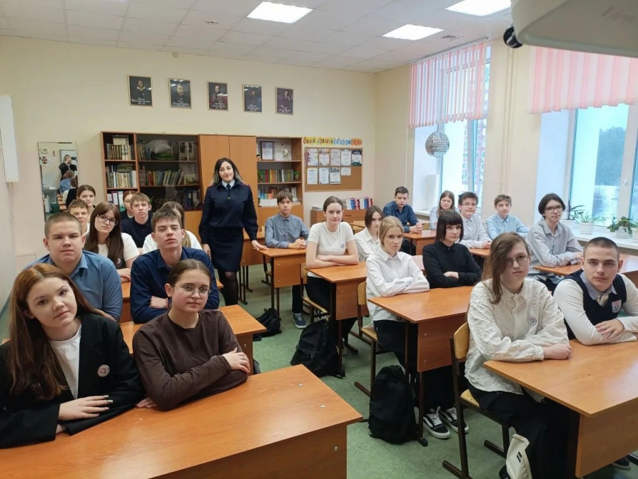 Полицейские провели встречу со школьниками Полицейские провели встречу со школьниками